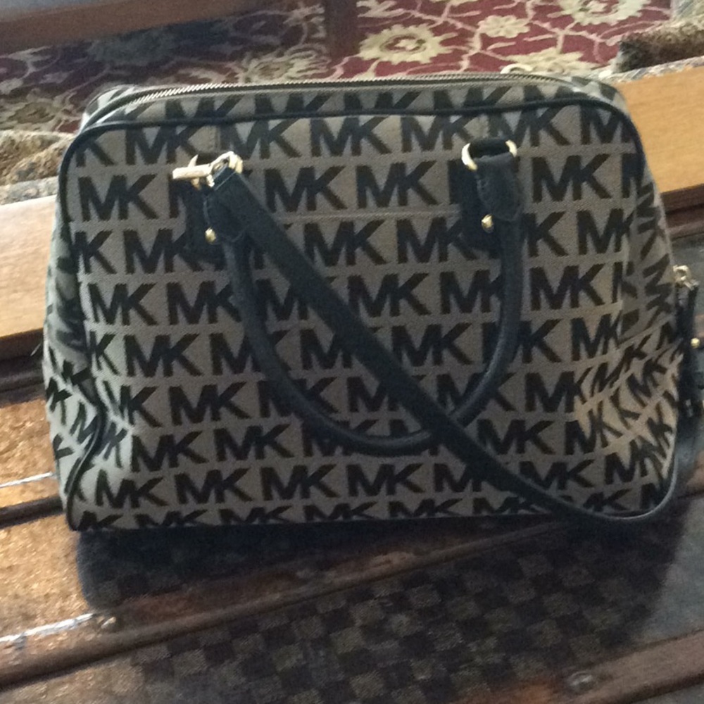 Michael Kors MK Signature Large Satchel - Picture 3 of 8
